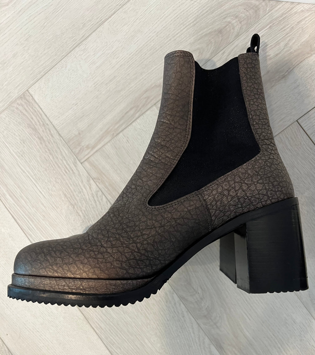 Homer’s Artisanal bronze Chelsea boots size 40(US women’s 9-9.5)